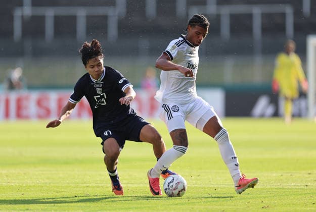 21.08.2026, Fussball DFB-Pokal, 1. Runde, SC St. Tönis - Eintracht Frankfurt, v.l., Hiroya Suguro (SC St. Tönis), Otavio Galdino Fernandes (Eintracht Frankfurt) DFL DFB REGULATIONS PROHIBIT ANY USE OF PHOTOGRAPHS AS IMAGE SEQUENCES AND OR QUASI-VIDEO. xdcx *** August 21, 2026, Soccer DFB Cup, 1st Round, SC St. Tönis vs. Eintracht Frankfurt, from left: Hiroya Suguro (SC St. Tönis), Otavio Galdino Fernandes (Eintracht Frankfurt). DFL and DFB regulations prohibit any use of photographs as image sequences and or quasi-video. xdcx Copyright: HMBxMedia Claus