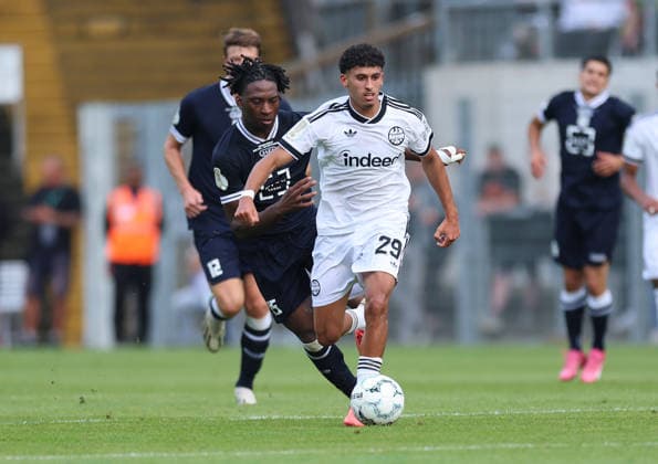21.08.2026, Fussball DFB-Pokal, 1. Runde, SC St. Tönis - Eintracht Frankfurt, v.l., Farid Omorou (SC St. Tönis), Ayoube Amaimouni-Echghouyab (Eintracht Frankfurt) DFL DFB REGULATIONS PROHIBIT ANY USE OF PHOTOGRAPHS AS IMAGE SEQUENCES AND OR QUASI-VIDEO. xdcx *** August 21, 2026, Soccer DFB Cup, 1st Round, SC St. Tönis vs. Eintracht Frankfurt, from left: Farid Omorou (SC St. Tönis), Ayoube Amaimouni Echghouyab, Eintracht Frankfurt. DFL and DFB regulations prohibit any use of photographs as image sequences and or quasi-video. xdcx Copyright: HMBxMedia Claus