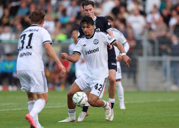 21.08.2026, Fussball DFB-Pokal, 1. Runde, SC St. Tönis - Eintracht Frankfurt, v.l., Can Uzun (Eintracht Frankfurt) DFL DFB REGULATIONS PROHIBIT ANY USE OF PHOTOGRAPHS AS IMAGE SEQUENCES AND OR QUASI-VIDEO. xdcx *** August 21, 2026, Soccer DFB Cup, 1st Round, SC St. Tönis vs. Eintracht Frankfurt, from left: Can Uzun, Eintracht Frankfurt. DFL and DFB regulations prohibit any use of photographs as image sequences and or quasi-video. xdcx Copyright: HMBxMedia Claus