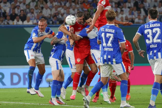21.08.2026, xtgx, Fussball DFB-Pokal 1. Runde, FC Hansa Rostock - VfB Stuttgart, v.l. Jeff Chabot (Stuttgart, 24) und Ahmet Gürleyen (Rostock, 15) prallen mit den Köpfen zusammen, Zweikampf, Duell, Kampf, tackle (DFL DFB REGULATIONS PROHIBIT ANY USE OF PHOTOGRAPHS as IMAGE SEQUENCES and or QUASI-VIDEO) Rostock *** August 21, 2026, xtgx, Soccer DFB Cup First Round, FC Hansa Rostock vs. VfB Stuttgart; from left: Jeff Chabot (Stuttgart, 24) and Ahmet Gürleyen (Rostock, 15) collide heads during a tackle, duel, battle, tackle. DFL and DFB regulations prohibit any use of photographs as image sequences and or quasi-video. Rostock