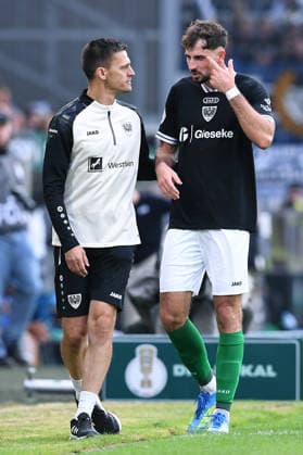 Fußball DFB-Pokal 1. Runde SC Preußen Münster - Karlsruher SC am 21.08.2026 im LVM-Preußenstadion in Münster Thomas Wörle ( Trainer Cheftrainer Münster ), links - Lucas Zeller ( Münster ), rechts DFB regulations prohibit any use of photographs as image sequences and or quasi-video. *** Soccer, DFB Cup, First Round: SC Preußen Münster vs. Karlsruher SC on August 21, 2026, at the LVM Preußenstadion in Münster. Thomas Wörle, Head Coach of Münster, on the left, Lucas Zeller (Münster); on the right, DFB regulations prohibit any use of photographs as image sequences and or quasi-video xRx