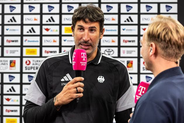 21.08.2026, GER, Turkish Airlines Supercup 2026, Hamburg, Deutschland-Tschechien Alex Mumbru (Bundestrainer Deutschland) beim Interview Hamburg Barclays Arena Hamburg Deutschland *** August 21, 2026, GER, 2026 Turkish Airlines Super Cup, Hamburg, Germany, Czech Republic, Alex Mumbru, Germany s national team coach, being interviewed at the Barclays Arena in Hamburg, Germany