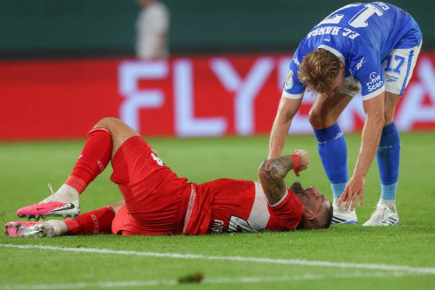 21.08.2026, xtgx, Fussball DFB-Pokal 1. Runde, FC Hansa Rostock - VfB Stuttgart, v.l. Jeff Chabot (Stuttgart, 24) verletzt, Verletzung, injury, injured, Kopf, Auge, Blut, blutet (DFL DFB REGULATIONS PROHIBIT ANY USE OF PHOTOGRAPHS as IMAGE SEQUENCES and or QUASI-VIDEO) Rostock *** August 21, 2026, xtgx, Soccer DFB Cup First Round, FC Hansa Rostock vs. VfB Stuttgart, from left: Jeff Chabot (Stuttgart), 24, injured, injury, head, eye, blood, bleeding. DFL and DFB regulations prohibit any use of photographs as image sequences and or quasi-video. Rostock