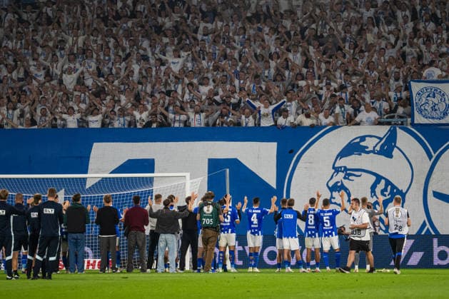 Rostock, Deutschland 21. August 2026: DFB-Pokal - 2026 2027 - 1. Runde - FC Hansa Rostock gegen VfB Stuttgart Im Bild: Die Mannschaft von Hansa Rostock und der Staff feiern mit den Fans DFB DFL regulations prohibit any use of photographs as image sequences and or quasi-video *** Rostock, Germany, August 21, 2026; 2026–2027 DFB Cup, First Round: FC Hansa Rostock vs. VfB Stuttgart. Pictured: The Hansa Rostock team and staff celebrating with the fans. DFB and DFL regulations prohibit any use of photographs as image sequences and or quasi-video. Copyright: xFotostandx xVoelkerx