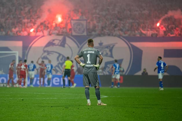 Rostock, Deutschland 21. August 2026: DFB-Pokal - 2026 2027 - 1. Runde - FC Hansa Rostock gegen VfB Stuttgart Im Bild: Torhüter Luca Unbehaun (Hansa Rostock) unzufrieden auf dem Spielfeld. DFB DFL regulations prohibit any use of photographs as image sequences and or quasi-video *** Rostock, Germany August 21, 2026 DFB Cup 2026–2027 First Round FC Hansa Rostock vs. VfB Stuttgart Pictured: Hansa Rostock goalkeeper Luca Unbehaun looking dissatisfied on the field. DFB and DFL regulations prohibit any use of photographs as image sequences and or quasi video Copyright: xFotostandx xVoelkerx