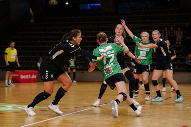 DHB-Pokal - 1. Runde: Füchse Berlin - SV Werder Bremen Leoni Baßiner (Füchse Berlin, 77) setzt sich durch am 21.08.2026 in der Sporthalle Charlottenburg, Berlin Berlin Sporthalle Charlottenburg Berlin Deutschland *** DHB Cup, First Round: Füchse Berlin vs. SV Werder Bremen; Leoni Baßiner (Füchse Berlin, 77) prevails on August 21, 2026, at the Charlottenburg Sports Hall, Berlin, Germany