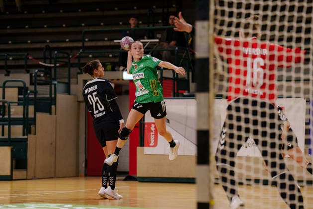 DHB-Pokal - 1. Runde: Füchse Berlin - SV Werder Bremen Leoni Baßiner (Füchse Berlin, 77) beim Sprungwurf am 21.08.2026 in der Sporthalle Charlottenburg, Berlin Berlin Sporthalle Charlottenburg Berlin Deutschland *** DHB Cup, 1st Round: Füchse Berlin vs. SV Werder Bremen—Leoni Baßiner of Füchse Berlin, 77, taking a jump shot on August 21, 2026, at the Charlottenburg Sports Hall, Berlin, Germany