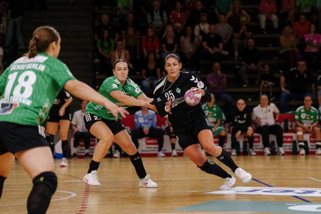 DHB-Pokal - 1. Runde: Füchse Berlin - SV Werder Bremen Anna Lena Bergmann (SV Werder Bremen, 25) setzt sich durch am 21.08.2026 in der Sporthalle Charlottenburg, Berlin Berlin Sporthalle Charlottenburg Berlin Deutschland *** DHB Cup, First Round: Füchse Berlin vs. SV Werder Bremen; Anna Lena Bergmann (SV Werder Bremen, No. 25) prevails on August 21, 2026, at the Charlottenburg Sports Hall, Berlin, Germany