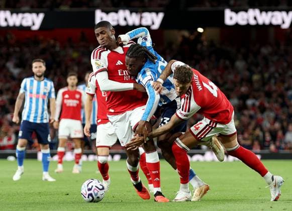 Brandon Thomas-Asante of Coventry City in action against Cristhian Mosquera (left) and Ben White of Arsenal during the Premier League match between Arsenal and Coventry City at Emirates Stadium on August 21, 2026 in London, England. Arsenal v Coventry City, Premier League Football, Football, Emirates Stadium, London, UK - 21 Aug 2026London Emirates Stadium United Kingdom EDITORIAL USE ONLY No use with unauthorised audio, video, data, fixture lists, club league logos or live services. Online in-match use limited to 120 images, no video emulation. No use in betting, games or single club league player publications.  Copyright: xKieranxMcManus Shutterstockx 17111303fh