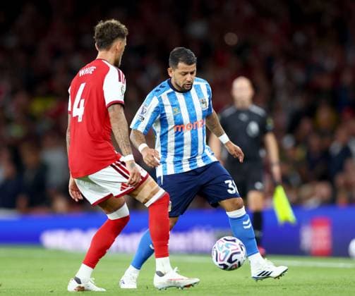 Gustavo Hamer of Coventry City in action against Ben White of Arsenal during the Premier League match between Arsenal and Coventry City at Emirates Stadium on August 21, 2026 in London, England. Arsenal v Coventry City, Premier League Football, Football, Emirates Stadium, London, UK - 21 Aug 2026London Emirates Stadium United Kingdom EDITORIAL USE ONLY No use with unauthorised audio, video, data, fixture lists, club league logos or live services. Online in-match use limited to 120 images, no video emulation. No use in betting, games or single club league player publications.  Copyright: xKieranxMcManus Shutterstockx 17111303el