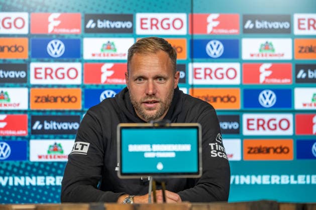 Rostock, Deutschland 21. August 2026: DFB-Pokal - 2026 2027 - 1. Runde - FC Hansa Rostock gegen VfB Stuttgart Im Bild: Trainer Daniel Brinkmann (Hansa Rostock) bei der Pressekonferenz PK nach dem Spiel DFB DFL regulations prohibit any use of photographs as image sequences and or quasi-video *** Rostock, Germany, August 21, 2026, 2026–2027 DFB Cup, First Round: FC Hansa Rostock vs. VfB Stuttgart. Pictured: Coach Daniel Brinkmann of Hansa Rostock at the post-game press conference. DFB and DFL regulations prohibit any use of photographs as image sequences and or quasi-video. Copyright: xFotostandx xVoelkerx