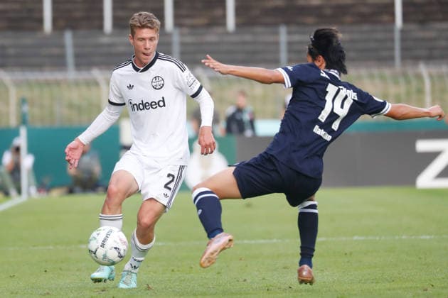 Krefeld, Deutschland 21. August 2026: DFB-Pokal - 2026 2027 - 1. Runde - SC St. Tönis 1911 20 gegen Eintracht Frankfurt Im Bild: v. li. im Zweikampf Elias Baum (Frankfurt) und Kohei Nakano (Tönis) DFB DFL regulations prohibit any use of photographs as image sequences and or quasi-video Grotenburg Nordrhein Westfalen *** Krefeld, Germany, August 21, 2026, 2026–2027 DFB Cup, First Round: SC St. Tönis 1911 20 vs. Eintracht Frankfurt. Pictured, from left, in a tackle: Elias Baum (Frankfurt) and Kohei Nakano (Tönis). DFB and DFL regulations prohibit any use of photographs as image sequences and or quasi-video. Grotenburg, North Rhine-Westphalia Copyright: xFotostandx xvanxderxVeldenx