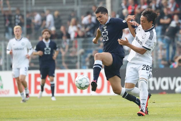 Krefeld, Deutschland 21. August 2026: DFB-Pokal - 2026 2027 - 1. Runde - SC St. Tönis 1911 20 gegen Eintracht Frankfurt Im Bild: v. li. im Zweikampf Julian Suaterna (Tönis) und Keita Kosugi (Frankfurt) DFB DFL regulations prohibit any use of photographs as image sequences and or quasi-video Grotenburg Nordrhein Westfalen *** Krefeld, Germany, August 21, 2026, DFB Cup 2026–2027, First Round: SC St. Tönis 1911 20 vs. Eintracht Frankfurt. Pictured from left, in a tackle: Julian Suaterna (Tönis) and Keita Kosugi (Frankfurt). DFB and DFL regulations prohibit any use of photographs as image sequences and or quasi-video. Grotenburg, North Rhine-Westphalia Copyright: xFotostandx xvanxderxVeldenx