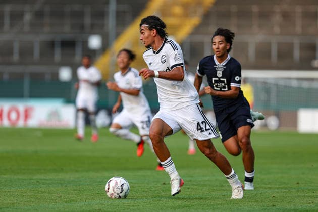 21.08.2026, GER, Fussball, Herren, DFB-Pokal, Saison 2026 2027, SC St. Tönis vs Eintracht Frankfurt Can Uzun (Frankfurt) in Aktion am Ball, Einzelaktion Krefeld Grotenburg-Stadion Nordrhein-Westfalen Deutschland *** August 21, 2026, GER, Soccer, Men s, DFB Cup, 2026–2027 Season, SC St. Tönis vs. Eintracht Frankfurt; Can Uzun of Frankfurt in action with the ball, solo play at Krefeld Grotenburg Stadium, North Rhine-Westphalia, Germany Copyright: xAdrianxSchlüterx