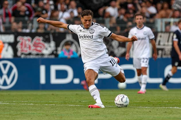 21.08.2026, GER, Fussball, Herren, DFB-Pokal, Saison 2026 2027, SC St. Tönis vs Eintracht Frankfurt Younes Ebnoutalib (Frankfurt) schießt Krefeld Grotenburg-Stadion Nordrhein-Westfalen Deutschland *** August 21, 2026, GER, Soccer, Men s, DFB Cup, 2026–2027 Season, SC St. Tönis vs. Eintracht Frankfurt, Younes Ebnoutalib, Frankfurt, scores at Krefeld s Grotenburg Stadium, North Rhine-Westphalia, Germany Copyright: xAdrianxSchlüterx