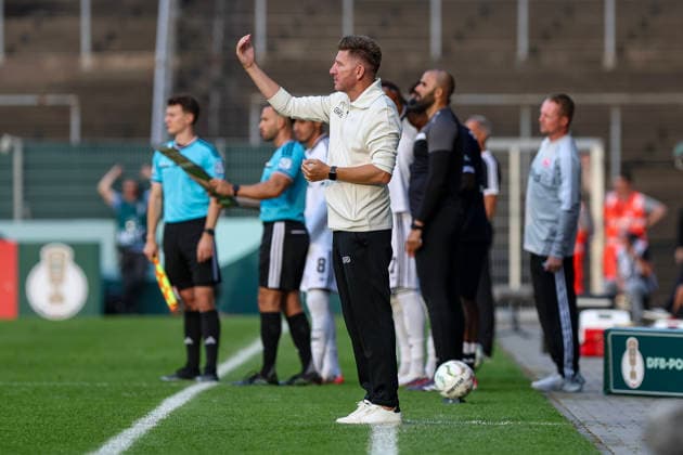 21.08.2026, GER, Fussball, Herren, DFB-Pokal, Saison 2026 2027, SC St. Tönis vs Eintracht Frankfurt Trainer Bekim Kastrati (Tönis) gestikuliert, Gestik und Mimik Krefeld Grotenburg-Stadion Nordrhein-Westfalen Deutschland *** August 21, 2026, GER, Soccer, Men s, DFB Cup, 2026–2027 Season, SC St. Tönis vs. Eintracht Frankfurt; Coach Bekim Kastrati Tönis gestures; gestures and facial expressions; Krefeld Grotenburg Stadium, North Rhine-Westphalia, Germany Copyright: xAdrianxSchlüterx