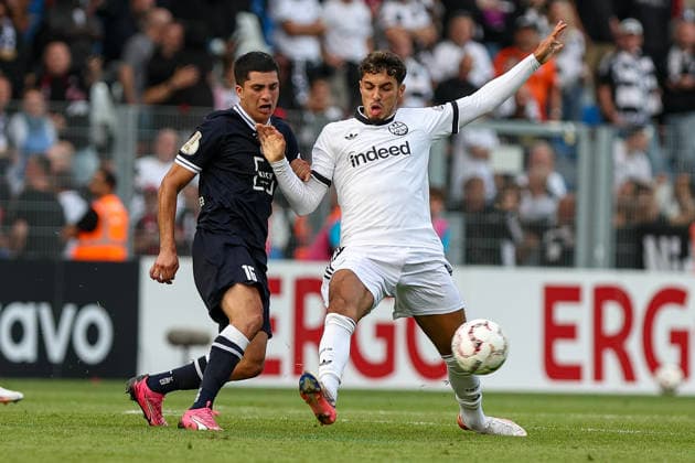 21.08.2026, GER, Fussball, Herren, DFB-Pokal, Saison 2026 2027, SC St. Tönis vs Eintracht Frankfurt Julian Andres Suaterna (Tönis) und Fares Chaibi (Frankfurt) im Kampf um den Ball Krefeld Grotenburg-Stadion Nordrhein-Westfalen Deutschland *** August 21, 2026, GER, Soccer, Men s, DFB Cup, 2026–2027 Season, SC St. Tönis vs. Eintracht Frankfurt; Julian Andres Suaterna (Tönis) and Fares Chaibi (Frankfurt) battling for the ball at Krefeld Grotenburg Stadium, North Rhine-Westphalia, Germany Copyright: xAdrianxSchlüterx