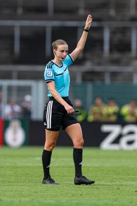 21.08.2026, GER, Fussball, Herren, DFB-Pokal, Saison 2026 2027, SC St. Tönis vs Eintracht Frankfurt Schiedsrichterin Davina Lutz gestikuliert, Gestik und Mimik Krefeld Grotenburg-Stadion Nordrhein-Westfalen Deutschland *** August 21, 2026, GER, Soccer, Men s, DFB Cup, 2026–2027 Season, SC St. Tönis vs. Eintracht Frankfurt; Referee Davina Lutz gestures; gestures and facial expressions; Krefeld Grotenburg Stadium, North Rhine-Westphalia, Germany Copyright: xAdrianxSchlüterx