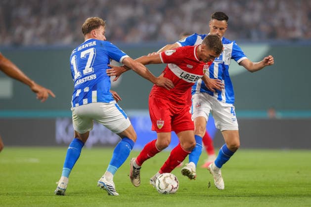 21.08.2026, xtgx, Fussball - DFB Pokal 1.Runde Hansa Rostock - VfB Stuttgart emspor, v.l. Florian Carstens (Rostock, 17), Grischa Prömel (Stuttgart, 21), Kenan Fatkic (Rostock, 4) Zweikampf, Duell, Kampf, tackle (DFL DFB REGULATIONS PROHIBIT ANY USE OF PHOTOGRAPHS as IMAGE SEQUENCES and or QUASI-VIDEO) Rostock *** August 21, 2026, xtgx, Soccer DFB Cup 1st Round Hansa Rostock vs. VfB Stuttgart emspor, from left: Florian Carstens (Rostock), 17, Grischa Prömel (Stuttgart), 21, Kenan Fatkic (Rostock), 4: Tackle, duel, battle, DFL DFB REGULATIONS PROHIBIT ANY USE OF PHOTOGRAPHS AS IMAGE SEQUENCES AND OR QUASI-VIDEO Rostock