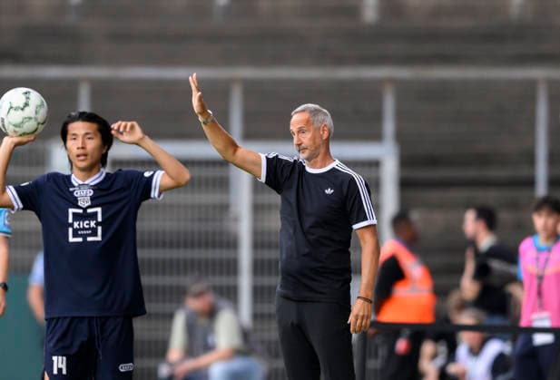 Trainer Adolf Adi Hütter (Eintracht Frankfurt) Gestik, Geste. l. Kohei Nakano (Tönis) Fussball DFB Pokal 1. Runde, SC St. Tönis - Eintracht Frankfurt 0:11, am 21.08.2026 in Krefeld Deutschland. Grotenburg-Stadion *** Coach Adolf Adi Hütter, Eintracht Frankfurt; gesture, gesture by Kohei Nakano; soccer; DFB Cup, 1st round; SC St. Tönis vs. Eintracht Frankfurt 0–11; on August 21, 2026, in Krefeld, Germany, at Grotenburg Stadium