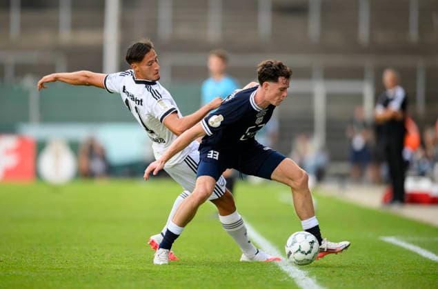 (l-r) Younes Ebnoutalib (Eintracht Frankfurt), Jonas Theuerzeit (Tönis) Zweikampf, Aktion, Fussball DFB Pokal 1. Runde, SC St. Tönis - Eintracht Frankfurt 0:11, am 21.08.2026 in Krefeld Deutschland. Grotenburg-Stadion *** l r Younes Ebnoutalib, Eintracht Frankfurt; Jonas Theuerzeit, Tönis; tackle, action, soccer; DFB Cup, First Round; SC St. Tönis vs. Eintracht Frankfurt 0–11; August 21, 2026, in Krefeld, Germany, at Grotenburg Stadium