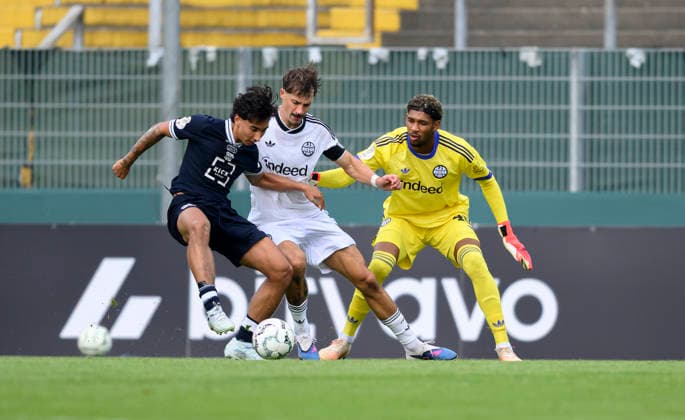 (l-r) Lenni Castrop (Tönis), Robin Koch (Eintracht Frankfurt), Torwart Kaua Santos (Eintracht Frankfurt), Torchance, Zweikampf, Aktion, Fussball DFB Pokal 1. Runde, SC St. Tönis - Eintracht Frankfurt 0:11, am 21.08.2026 in Krefeld Deutschland. Grotenburg-Stadion *** l r Lenni Castrop Tönis, Robin Koch, Eintracht Frankfurt; goalkeeper Kaua Santos, Eintracht Frankfurt; scoring chance, tackle, action, soccer, DFB Cup First Round, SC St. Tönis vs. Eintracht Frankfurt 0–11, on August 21, 2026, at Grotenburg Stadium in Krefeld, Germany