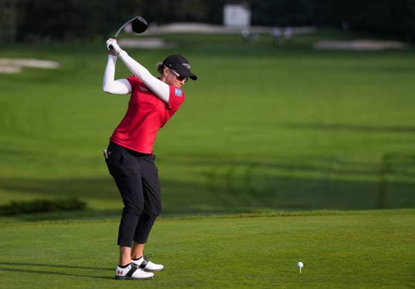 August 21, 2026, Edmonton, Ab, CANADA: Canada s Alena Sharp, of Hamilton, Ont., hits her tee shot on the 10th hole during the second round at the LPGA, Golf Damen CPKC Canadian Women s Open golf tournament, in Edmonton, on Friday, Aug. 21, 2026. Canada News - August 21, 2026  - ZUMAc35_ 20260821_zaf_c35_121 Copyright: xDarrylxDyckx