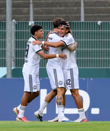 Jubel Eintracht Frankfurt nach einem Tor. (l-r) Ayoube Amaimouni-Echghouyab (Eintracht Frankfurt), Robin Koch (Eintracht Frankfurt), Can Uzun (Eintracht Frankfurt). Fussball DFB Pokal 1. Runde, SC St. Tönis - Eintracht Frankfurt 0:11, am 21.08.2026 in Krefeld Deutschland. Grotenburg-Stadion *** Celebration at Eintracht Frankfurt after a goal; left: Ayoube Amaimouni Echghouyab, Eintracht Frankfurt, Robin Koch, Eintracht Frankfurt; Can Uzun, Eintracht Frankfurt; soccer; DFB Cup, 1st round; SC St. Tönis vs. Eintracht Frankfurt, 0–11; on August 21, 2026, in Krefeld, Germany, at Grotenburg Stadium
