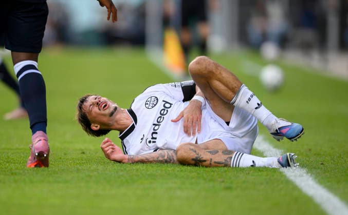 Robin Koch (Eintracht Frankfurt) mit Schmerzen am Boden, verletzung. Fussball DFB Pokal 1. Runde, SC St. Tönis - Eintracht Frankfurt 0:11, am 21.08.2026 in Krefeld Deutschland. Grotenburg-Stadion *** Robin Koch of Eintracht Frankfurt lies on the ground in pain; soccer injury; DFB Cup First Round; SC St. Tönis 0–11 Eintracht Frankfurt; August 21, 2026, at Grotenburg Stadium in Krefeld, Germany