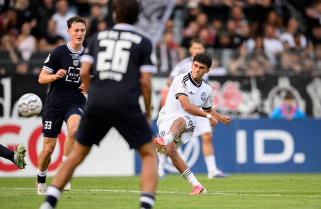 (l-r) Jonas Theuerzeit (Tönis), Ayoube Amaimouni-Echghouyab (Eintracht Frankfurt), Schuss, Zweikampf, Aktion, Fussball DFB Pokal 1. Runde, SC St. Tönis - Eintracht Frankfurt 0:11, am 21.08.2026 in Krefeld Deutschland. Grotenburg-Stadion *** l r Jonas Theuerzeit Tönis, Ayoube Amaimouni Echghouyab Eintracht Frankfurt, shot, tackle, action, soccer, DFB Cup 1st Round, SC St. Tönis vs. Eintracht Frankfurt 0–11, on August 21, 2026, in Krefeld, Germany, at Grotenburg Stadium
