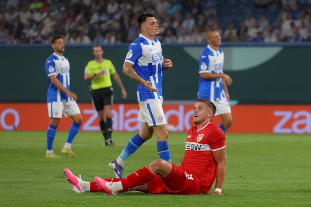 21.08.2026, xtgx, Fussball - DFB Pokal 1.Runde Hansa Rostock - VfB Stuttgart emspor, v.l. Ermedin Demirovic (Stuttgart, 9) sittz auf dem Boden (DFL DFB REGULATIONS PROHIBIT ANY USE OF PHOTOGRAPHS as IMAGE SEQUENCES and or QUASI-VIDEO) Rostock *** August 21, 2026, xtgx, Soccer, DFB Cup, First Round: Hansa Rostock vs. VfB Stuttgart, emspor; from left: Ermedin Demirovic (Stuttgart), 9 sitting on the ground. DFL and DFB regulations prohibit any use of photographs as image sequences and or quasi-video. Rostock