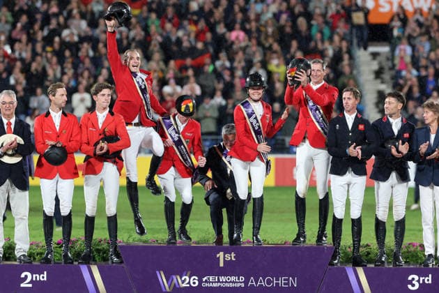 Siegerehrung, Weltmeister im Team, 1. Platz, Mannschaftsweltmeister Springen: Deutschland, (v.l.) Richard Vogel, Marcus Ehning, Bundestrainer Otto Becker, Sophie Hinners, Daniel Deusser, Jubel, Emotion, Sprung auf das Podest, Springen, FEI Jumping World Championship, WM, Weltmeisterschaft , FEI Jumping World Championship Second Competition Team Final, Mercedes-Benz Prize, Mercedes-Benz Prize, Einzel und Teamwertung, Jumping , AACHEN - FEI World Championships 2026, Weltfest des Pferdesports, Reitsport Weltmeisterschaft 2026, Aachen 2026, Welcome Home 2026, Aachener Soers, 11. bis 23. August 2026, Reitsport, 20.08.2026, Aachen Aachener Soers Deutschland *** Awards Ceremony, World Team Champions, 1st Place, Germany Wins Team Jumping World Championship, from left: Richard Vogel, Marcus Ehning, National Team Coach Otto Becker, Sophie Hinners, Daniel Deusser, Jubilation, Emotion, Leaping onto the Podium, Jumping, FEI Jumping World Championship, FEI Jumping World Championship Second Competition Team Final, Mercedes-Benz Prize, Mercedes-Benz Prize, individual and team standings, show jumping, AACHEN FEI World Championships 2026, World Festival of Equestrian Sports, 2026 Equestrian World Championships, Aachen 2026, Welcome Home 2026, Aachen Soers, August 11–23, 2026, Equestrian Sports, August 20, 2026, Aachen Soers, Germany