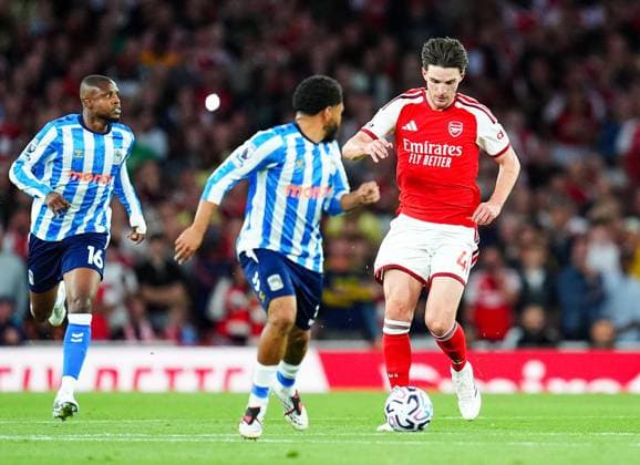 Declan Rice of Arsenal runs at Jay Dasilva of Coventry City after getting away from Frank Onyeka Arsenal v Coventry City, Premier League, Football, Emirates Stadium, London, UK - 21 Aug 2026London Emirates Stadium United Kingdom EDITORIAL USE ONLY No use with unauthorised audio, video, data, fixture lists, club league logos or live services. Online in-match use limited to 120 images, no video emulation. No use in betting, games or single club league player publications.  Copyright: xWiredxPhotos Shutterstockx 17111592cm