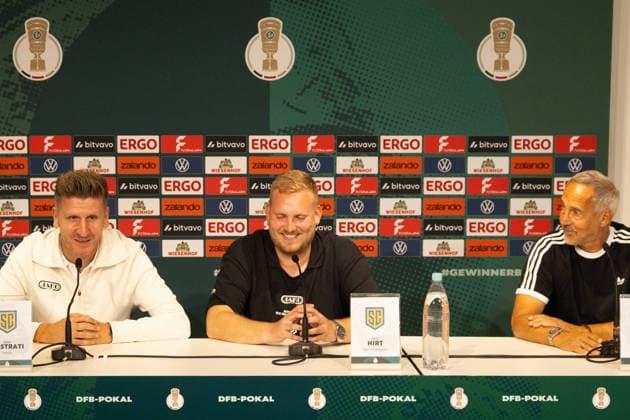 Krefeld, Deutschland 21. August 2026: DFB-Pokal - 2026 2027 - 1. Runde - SC St. Tönis 1911 20 gegen Eintracht Frankfurt Im Bild: v.li. Trainer Bekom Kastrati (SCT), Pressesprecher Moritz Hirt (SCT) und Trainer Ari Hütter Huetter (SGE) bei der Pressekonferenz nach dem Spiel DFB DFL regulations prohibit any use of photographs as image sequences and or quasi-video Grotenburg Nordrhein Westfalen *** Krefeld, Germany, August 21, 2026—2026–2027 DFB Cup, First Round: SC St. Tönis 1911 20 vs. Eintracht Frankfurt. Pictured from left: Coach Bekom Kastrati (SCT), press officer Moritz Hirt (SCT), and coach Ari Hütter (SGE) at the post-match press conference. DFB and DFL regulations prohibit any use of photographs as image sequences and or quasi-video. Grotenburg, North Rhine-Westphalia Copyright: xFotostandx xGoertzx