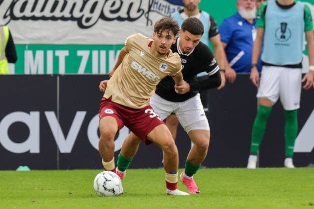 21.08.2026, xgrfx, Fussball DFB Pokal 1.Runde, Preußen Münster - Karlsruher SC v.l. Rafael Pinto Pedrosa (Karlsruher SC), Louis Kolbe (Preußen Münster) (DFL DFB REGULATIONS PROHIBIT ANY USE OF PHOTOGRAPHS as IMAGE SEQUENCES and or QUASI-VIDEO) Münster *** August 21, 2026, xgrfx, Soccer DFB Cup First Round, Preußen Münster vs. Karlsruher SC, Rafael Pinto Pedrosa (Karlsruher SC), Louis Kolbe (Preußen Münster). DFL and DFB regulations prohibit any use of photographs as image sequences and or quasi-video. Münster