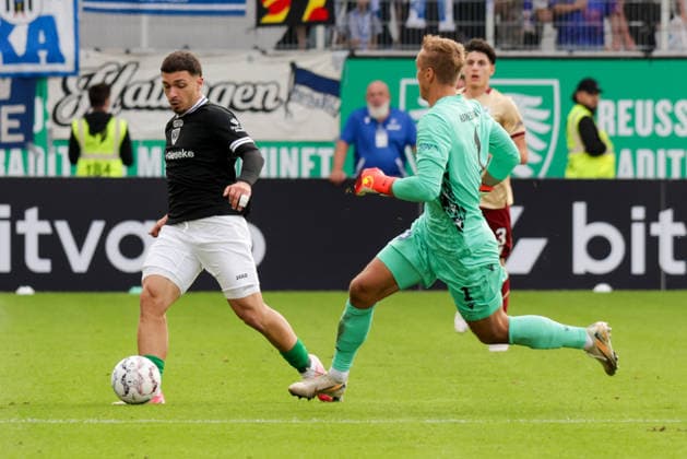 21.08.2026, xgrfx, Fussball DFB Pokal 1.Runde, Preußen Münster - Karlsruher SC v.l. Louis Kolbe (Preußen Münster), Hans Bernat (Karlsruher SC) (DFL DFB REGULATIONS PROHIBIT ANY USE OF PHOTOGRAPHS as IMAGE SEQUENCES and or QUASI-VIDEO) Münster *** August 21, 2026, xgrfx, Soccer DFB Cup First Round, Preußen Münster vs. Karlsruher SC at Louis Kolbe Stadium, Preußen Münster, Hans Bernat, Karlsruher SC. DFL and DFB regulations prohibit any use of photographs as image sequences and or quasi-video. Münster