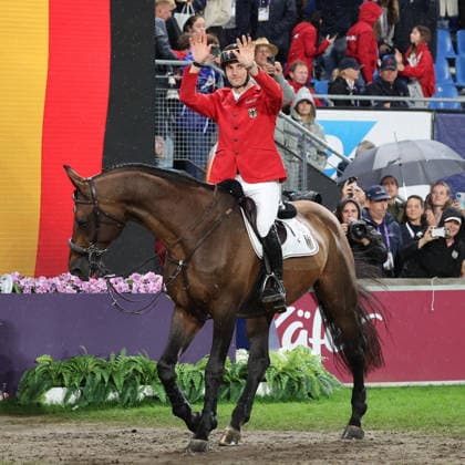 1. Platz Mannschafts-Weltmeister Deutschland Germany, Richard Vogel (GER, Deutschland) mit Pferd United Touch S, aktueller Europameister und Sieger des Rolex Grand Prix von Aachen 2026 (CHIO Aachen) Emotion, Jubel, FEI Jumping World Championship, WM, Weltmeisterschaft Second Competition Team Final & Second Individual Qualifier Mercedes-Benz Prize Round 2 - Competition only, Springen, Mannschafts-Weltmeister Springen, WM Logo, 1. platz, Gewinnerin, Abklatschen, Weltmeister,FEI Jumping World Championship , Turkish Airlines-Prize, Einzel und Teamwertung, Jumping , AACHEN - FEI World Championships 2026, Weltfest des Pferdesports, Reitsport Weltmeisterschaft 2026, Aachen 2026, Welcome Home 2026, Aachener Soers, 11. bis 23. August 2026, Reitsport, 21.08.2026, Aachen Aachener Soers Deutschland *** 1st Place Team World Champion Germany, Richard Vogel (GER), Germany, riding United Touch S, current European Champion and winner of the 2026 Rolex Grand Prix at CHIO Aachen; Emotion, Jubilation, FEI Jumping World Championship Second Competition Team Final Second Individual Qualifier Mercedes-Benz Prize Round 2 Competition only, Show Jumping, Team World Champions in Show Jumping, World Championships logo, 1st place, winner, high-fiving, World Champions, FEI Jumping World Championship, Turkish Airlines Prize, individual and team standings, Show Jumping, AACHEN FEI World Championships 2026, World Festival of Equestrian Sports, 2026 Equestrian World Championships, Aachen 2026, Welcome Home 2026, Aachen Soers, August 11–23, 2026, Equestrian Sports, August 21, 2026, Aachen Soers, Germany