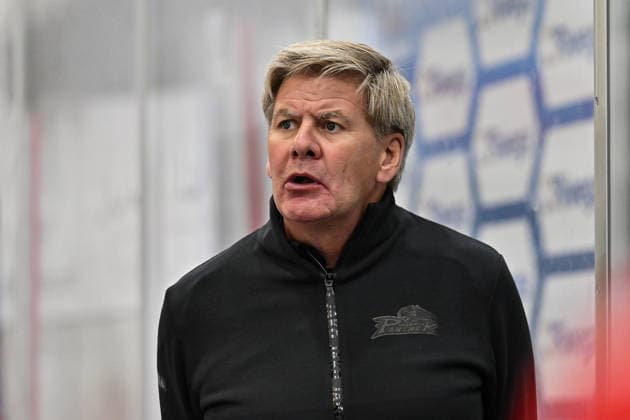 Dolomitencup 2026; HC Kometa Brno - Augsburger Panther; 21.08.2026 NEUMARKT, ITALY - 21. AUGUST: im Bild Bill PETERS Headcoach Augsburger Panther Einzelfoto Freisteller während dem Testspiel zwischen dem HC Kometa Brünn und den Augsburger Panthern beim Dolomitencup in der Würth Arena Neumarkt *** Dolomites Cup 2026 HC Kometa Brno vs. Augsburger Panther August 21, 2026 NEUMARKT, ITALY, August 21. Pictured: Bill PETERS, head coach of the Augsburger Panther, in a solo, cropped photo taken during the exhibition game between HC Kometa Brno and the Augsburger Panther at the Dolomiten Cup in the Würth Arena in Neumarkt. Copyright: xBEAUTIFULxSPORTS Goldbergx
