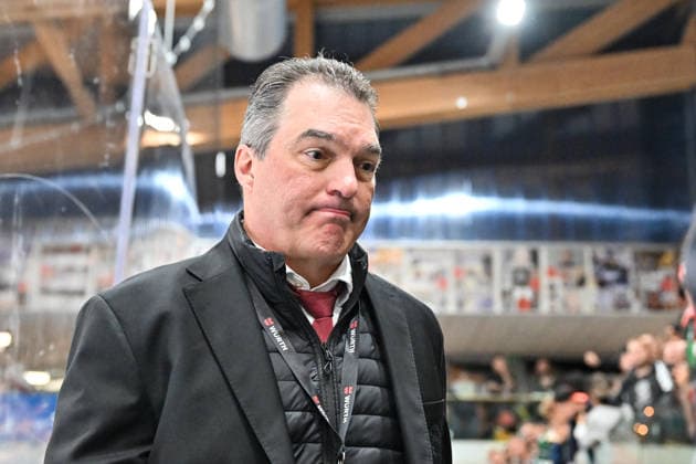 Dolomitencup 2026; HC Kometa Brno - Augsburger Panther; 21.08.2026 NEUMARKT, ITALY - 21. AUGUST: im Bild Larry MITCHELL Sportdirektor Augsburger Panther Einzelfoto Freisteller während dem Testspiel zwischen dem HC Kometa Brünn und den Augsburger Panthern beim Dolomitencup in der Würth Arena Neumarkt *** Dolomites Cup 2026 HC Kometa Brno vs. Augsburger Panther August 21, 2026 NEUMARKT, ITALY, August 21. Pictured: Larry MITCHELL, Sports Director of the Augsburger Panther. Isolated photo taken during the exhibition game between HC Kometa Brno and the Augsburger Panther at the Dolomiten Cup in the Würth Arena in Neumarkt. Copyright: xBEAUTIFULxSPORTS Goldbergx