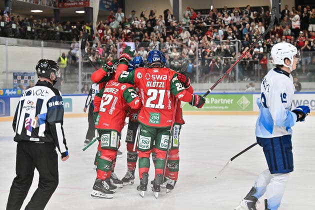 Dolomitencup 2026; HC Kometa Brno - Augsburger Panther; 21.08.2026 NEUMARKT, ITALY - 21. AUGUST: Jubel der Panther nach dem Treffer zum 1-1 durch Enrico HENRIQUEZ (Augsburger Panther 52) Tor Torschuetze Freude Happy während dem Testspiel zwischen dem HC Kometa Brünn und den Augsburger Panthern beim Dolomitencup in der Würth Arena Neumarkt *** Dolomites Cup 2026 HC Kometa Brno vs. Augsburger Panther August 21, 2026 NEUMARKT, ITALY, August 21: The Panthers celebrate after Enrico HENRIQUEZ scores the 1–1 goal. Augsburger Panther 52 Goal Scorer Joy Happy during the exhibition game between HC Kometa Brno and the Augsburger Panther at the Dolomites Cup in the Würth Arena Neumarkt Copyright: xBEAUTIFULxSPORTS Goldbergx