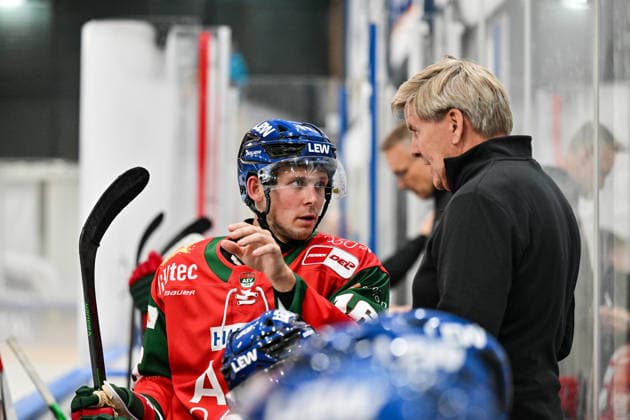 Dolomitencup 2026; HC Kometa Brno - Augsburger Panther; 21.08.2026 NEUMARKT, ITALY - 21. AUGUST: im Gespräch Cameron WRIGHT (Augsburger Panther 16) und Bill PETERS Headcoach Augsburger Panther während dem Testspiel zwischen dem HC Kometa Brünn und den Augsburger Panthern beim Dolomitencup in der Würth Arena Neumarkt *** Dolomites Cup 2026 HC Kometa Brno vs. Augsburger Panther August 21, 2026 NEUMARKT, ITALY, August 21: Cameron WRIGHT, No. 16 of the Augsburger Panther, and Bill PETERS, head coach of the Augsburger Panther, in conversation during the exhibition game between HC Kometa Brno and the Augsburger Panther at the Dolomiten Cup in the Würth Arena in Neumarkt Copyright: xBEAUTIFULxSPORTS Goldbergx