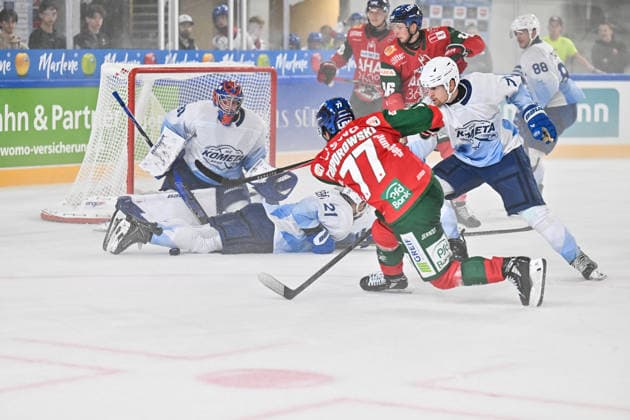 Dolomitencup 2026; HC Kometa Brno - Augsburger Panther; 21.08.2026 NEUMARKT, ITALY - 21. AUGUST: im Bild ein Torschuss von Luke TOPOROWSKI (Augsburger Panther 77) der geblockt wird während dem Testspiel zwischen dem HC Kometa Brünn und den Augsburger Panthern beim Dolomitencup in der Würth Arena Neumarkt *** Dolomites Cup 2026 HC Kometa Brno vs. Augsburger Panther August 21, 2026 NEUMARKT, ITALY, August 21. Pictured: A shot on goal by Luke TOPOROWSKI of the Augsburger Panther, No. 77, being blocked during the exhibition game between HC Kometa Brno and the Augsburger Panther at the Dolomites Cup in the Würth Arena in Neumarkt. Copyright: xBEAUTIFULxSPORTS Goldbergx