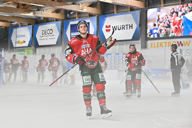 Dolomitencup 2026; HC Kometa Brno - Augsburger Panther; 21.08.2026 NEUMARKT, ITALY - 21. AUGUST: die Spieler der Panther bedanken sich bei den Fans in Südtirol nach dem Testspiel zwischen dem HC Kometa Brünn und den Augsburger Panthern beim Dolomitencup in der Würth Arena Neumarkt Philipp KRAUß (Augsbuger Panther 20) *** Dolomites Cup 2026 HC Kometa Brno vs. Augsburger Panther August 21, 2026 NEUMARKT, ITALY, August 21: The Panther players thank the fans in South Tyrol after the exhibition game between HC Kometa Brno and the Augsburger Panther at the Dolomites Cup in the Würth Arena in Neumarkt. Philipp KRAUß, Augsburger Panther 20 Copyright: xBEAUTIFULxSPORTS Goldbergx