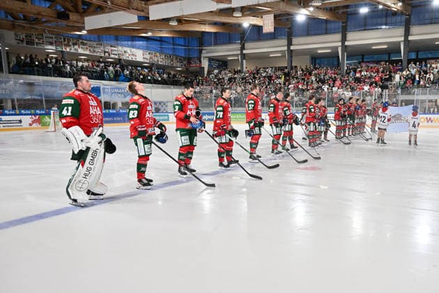 Dolomitencup 2026; HC Kometa Brno - Augsburger Panther; 21.08.2026 NEUMARKT, ITALY - 21. AUGUST: im Bild Philipp das Team der Panther bei der Nationalhymne vor dem Testspiel zwischen dem HC Kometa Brünn und den Augsburger Panthern beim Dolomitencup in der Würth Arena Neumarkt *** Dolomites Cup 2026 HC Kometa Brno vs. Augsburger Panther August 21, 2026 NEUMARKT, ITALY August 21. Pictured: Philipp and the Panther team standing for the national anthem before the exhibition game between HC Kometa Brno and the Augsburger Panther at the Dolomiten Cup in the Würth Arena in Neumarkt Copyright: xBEAUTIFULxSPORTS Goldbergx