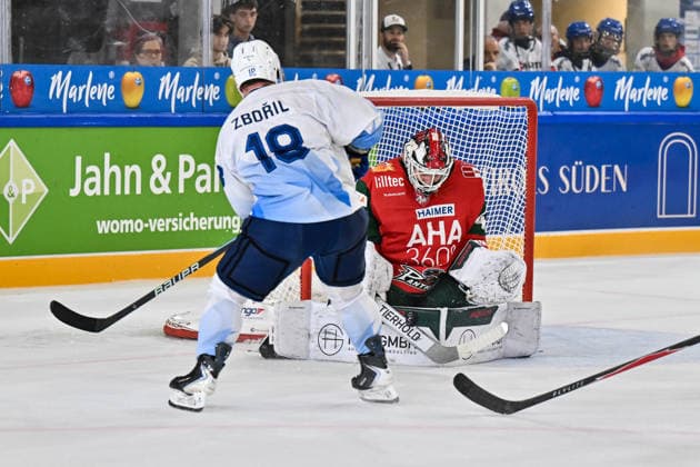 Dolomitencup 2026; HC Kometa Brno - Augsburger Panther; 21.08.2026 NEUMARKT, ITALY - 21. AUGUST: Tobias ANCICKA (Augsburger Panther 45) kann den Schuss von Adam ZBORIL (HC Kometa Brünn 18) halten während dem Testspiel zwischen dem HC Kometa Brünn und den Augsburger Panthern beim Dolomitencup in der Würth Arena Neumarkt *** Dolomites Cup 2026 HC Kometa Brno vs. Augsburger Panther August 21, 2026 NEUMARKT, ITALY August 21 Tobias ANCICKA of the Augsburger Panther, number 45, stops a shot by Adam ZBORIL of HC Kometa Brno, number 18, during the exhibition game between HC Kometa Brno and the Augsburger Panther at the Dolomiten Cup in the Würth Arena in Neumarkt Copyright: xBEAUTIFULxSPORTS Goldbergx