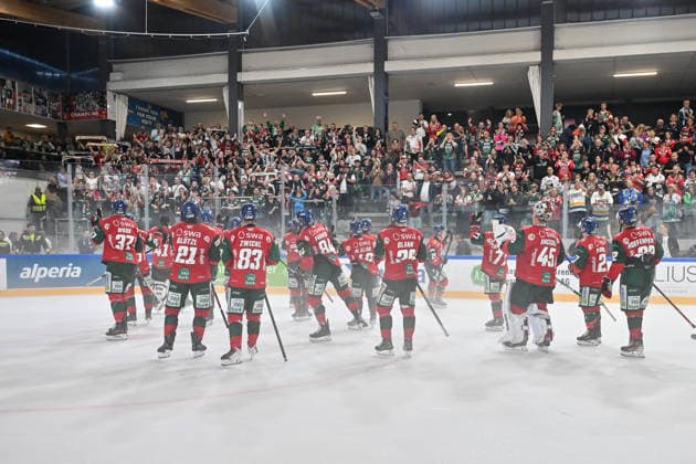 Dolomitencup 2026; HC Kometa Brno - Augsburger Panther; 21.08.2026 NEUMARKT, ITALY - 21. AUGUST: die Spieler der Panther bedanken sich bei den Fans in Südtirol nach dem Testspiel zwischen dem HC Kometa Brünn und den Augsburger Panthern beim Dolomitencup in der Würth Arena Neumarkt *** Dolomites Cup 2026 HC Kometa Brno vs. Augsburger Panther August 21, 2026 NEUMARKT, ITALY August 21: The Panther players thank the fans in South Tyrol after the exhibition game between HC Kometa Brno and the Augsburger Panther at the Dolomites Cup in the Würth Arena Neumarkt Copyright: xBEAUTIFULxSPORTS Goldbergx