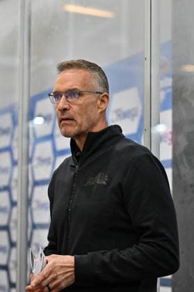 Dolomitencup 2026; HC Kometa Brno - Augsburger Panther; 21.08.2026 NEUMARKT, ITALY - 21. AUGUST: im Bild Gerry FLEMING Associate Coach Augsburger Panther Einzelfoto Freisteller während dem Testspiel zwischen dem HC Kometa Brünn und den Augsburger Panthern beim Dolomitencup in der Würth Arena Neumarkt Einzelfoto Freisteller während dem Testspiel zwischen dem HC Kometa Brünn und den Augsburger Panthern beim Dolomitencup in der Würth Arena Neumarkt *** Dolomites Cup 2026 HC Kometa Brno vs. Augsburger Panther August 21, 2026 NEUMARKT, ITALY August 21. Pictured: Gerry FLEMING, Associate Coach of the Augsburger Panther. Isolated photo taken during the exhibition game between HC Kometa Brno and the Augsburger Panther at the Dolomiten Cup in the Würth Arena Neumarkt. Isolated photo taken during the exhibition game between HC Kometa Brno and the Augsburger Panther at the Dolomiten Cup in the Würth Arena in Neumarkt. Single photo, cropped. Copyright: xBEAUTIFULxSPORTS Goldbergx
