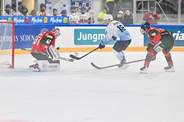 Dolomitencup 2026; HC Kometa Brno - Augsburger Panther; 21.08.2026 NEUMARKT, ITALY - 21. AUGUST: v. l. Tobias ANCICKA (Augsburger Panther 45), Adam ZBORIL (HC Kometa Brünn 18) und Liron PELLIZZARI (Augsburger Panther 60) während dem Testspiel zwischen dem HC Kometa Brünn und den Augsburger Panthern beim Dolomitencup in der Würth Arena Neumarkt *** Dolomites Cup 2026 HC Kometa Brno vs. Augsburger Panther August 21, 2026 NEUMARKT, ITALY August 21, from left: Tobias ANCICKA (Augsburger Panther, 45), Adam ZBORIL, HC Kometa Brno 18, and Liron PELLIZZARI, Augsburger Panther 60, during the exhibition game between HC Kometa Brno and the Augsburger Panther at the Dolomites Cup in the Würth Arena in Neumarkt Copyright: xBEAUTIFULxSPORTS Goldbergx