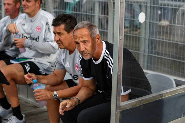 21.08.2026, GER, Fussball, Herren, DFB-Pokal, Saison 2026 2027, SC St. Tönis vs Eintracht Frankfurt Trainer Adi Hütter (Frankfurt) schaut Krefeld Grotenburg-Stadion Nordrhein-Westfalen Deutschland *** August 21, 2026, GER, Soccer, Men s, DFB Cup, 2026–2027 Season, SC St. Tönis vs. Eintracht Frankfurt (Coach Adi Hütter), Frankfurt at Krefeld Grotenburg Stadium, North Rhine-Westphalia, Germany Copyright: xAdrianxSchlüterx