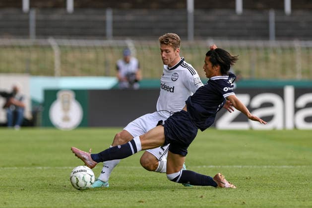 21.08.2026, GER, Fussball, Herren, DFB-Pokal, Saison 2026 2027, SC St. Tönis vs Eintracht Frankfurt Elias Baum (Frankfurt) und Kohei Nakano (Tönis) im Kampf um den Ball Krefeld Grotenburg-Stadion Nordrhein-Westfalen Deutschland *** August 21, 2026, GER, Soccer, Men s, DFB Cup, 2026–2027 Season, SC St. Tönis vs. Eintracht Frankfurt: Elias Baum (Frankfurt) and Kohei Nakano (Tönis) battle for the ball at Krefeld Grotenburg Stadium, North Rhine-Westphalia, Germany Copyright: xAdrianxSchlüterx